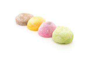 postre mochi sobre fondo blanco foto