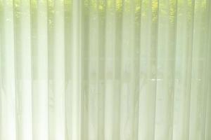 cortina blanca translúcida o cortina filtrante de luz en casa foto
