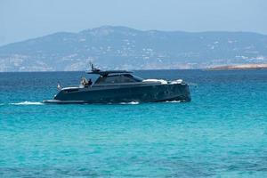 Formentera, España 2021- barcos amarrados en la costa de la playa de Ses Illetes en Formentera, Islas Baleares en España