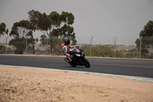 ciudad, país, mmm dd, aaaa - competición de motos en una pista de carreras foto