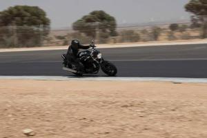 ciudad, país, mmm dd, aaaa - competición de motos en una pista de carreras foto