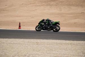 ciudad, país, mmm dd, aaaa - competición de motos en una pista de carreras foto