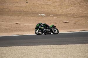 ciudad, país, mmm dd, aaaa - competición de motos en una pista de carreras foto