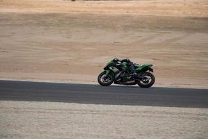 ciudad, país, mmm dd, aaaa - competición de motos en una pista de carreras foto