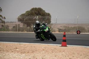 ciudad, país, mmm dd, aaaa - competición de motos en una pista de carreras foto