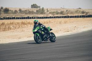 ciudad, país, mmm dd, aaaa - competición de motos en una pista de carreras foto