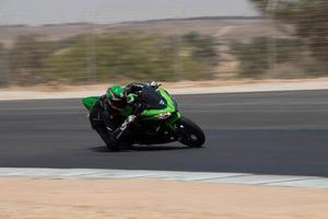 ciudad, país, mmm dd, aaaa - competición de motos en una pista de carreras foto