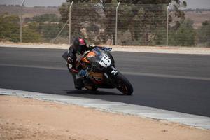 ciudad, país, mmm dd, aaaa - competición de motos en una pista de carreras foto