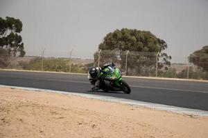 ciudad, país, mmm dd, aaaa - competición de motos en una pista de carreras foto