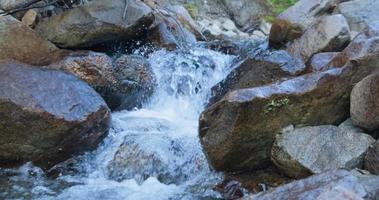 ein Fluss in den Bergen video