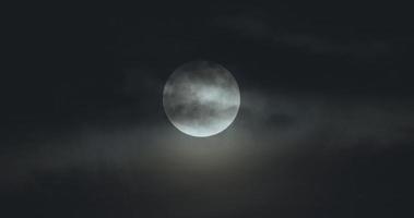 luna llena en el cielo nocturno video