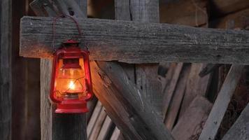 lampe à pétrole rouge sur le mur en bois video