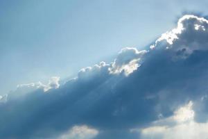 rayo de sol del sol detrás de las nubes foto