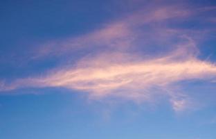 esponjosas nubes en el cielo azul con la luz de la mañana desde el amanecer foto