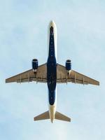 un avión comercial despegando foto