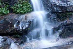 agua que fluye en una hermosa cascada foto