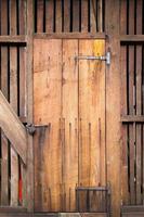 puerta de madera antigua rústica. foto
