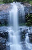 agua que fluye en una hermosa cascada foto