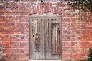 puerta de madera antigua rústica. foto