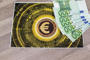 Billetes de 100 euros y tepetino con símbolo del euro foto