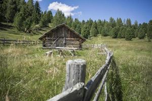 Antigua cabaña de madera en los Alpes austríacos.
