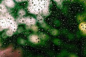 gotas de lluvia en la ventana foto