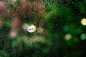 gotas de lluvia en la ventana foto