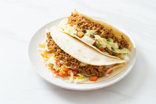 tacos mexicanos con pollo picado foto
