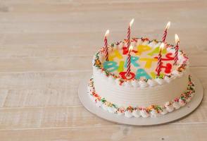 pastel de cumpleaños feliz en la mesa foto
