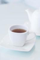 taza de té caliente en la mesa