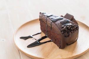 pastel de chocolate en placa de madera