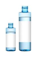 Botellas de tóner de plástico sobre fondo blanco.