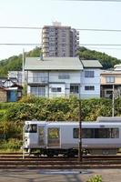 tren local y edificio en japón foto