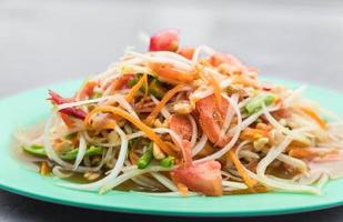ensalada de papaya picante - som tum - comida tailandesa foto