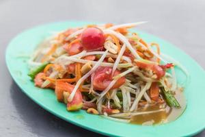 ensalada de papaya picante - som tum - comida tailandesa foto
