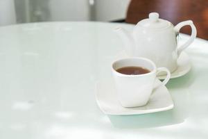 taza de té caliente en la mesa