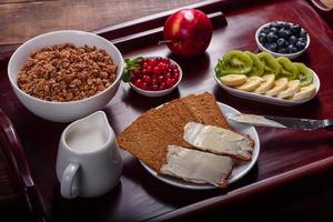 delicioso desayuno con croissants recién hechos y bayas maduras foto