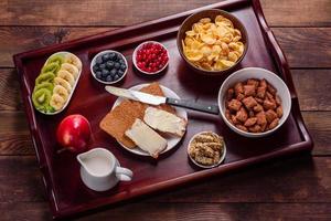 delicioso desayuno con croissants recién hechos y bayas maduras foto