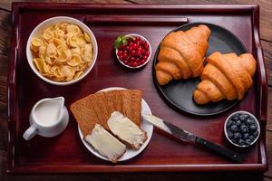 delicioso desayuno con croissants recién hechos y bayas maduras foto