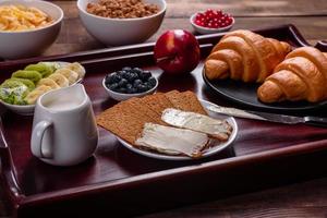 delicioso desayuno con croissants recién hechos y bayas maduras foto