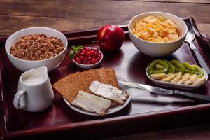 delicioso desayuno con croissants recién hechos y bayas maduras foto