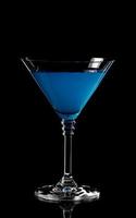 Cerca de la bebida de curacao azul. coctel laguna azul en vidrio foto