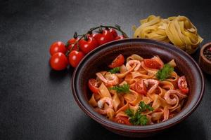 pasta fettuccine con camarones, tomates cherry, salsa, especias y hierbas