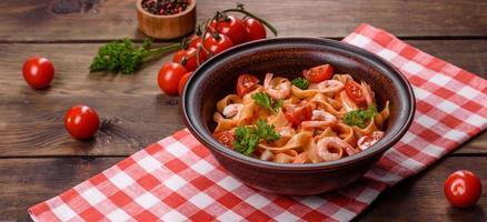 pasta fettuccine con camarones, tomates cherry, salsa, especias y hierbas