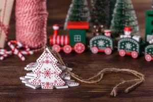 elementos navideños de decoraciones para decorar el árbol de año nuevo foto