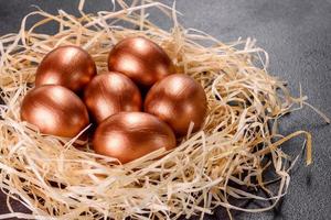 huevos de pascua de oro en el nido, preparación para las vacaciones foto