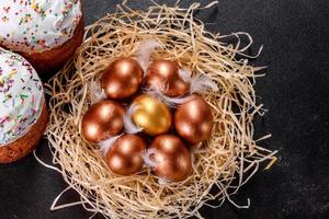 huevos de pascua de oro en el nido, preparación para las vacaciones foto