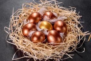 huevos de pascua de oro en el nido, preparación para las vacaciones foto