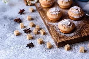 Cupcakes recién horneados de harina de arroz con plátano y vainilla foto