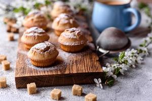 Cupcakes recién horneados de harina de arroz con plátano y vainilla foto